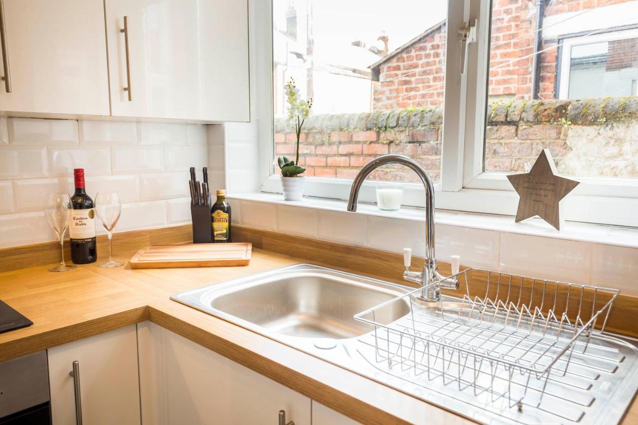 Spacious, Modern 4 Bed House Close to City Centre Chester Exterior foto